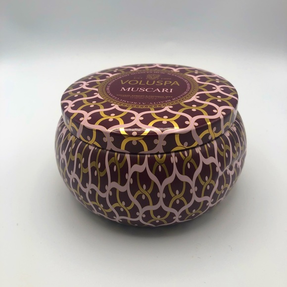 ** MAISON ROUGE** VOLUSPA 2-WICK SCENTED CANDLE - MUSCARI - Picture 2 of 8